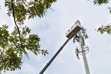 Vinç kurulumu mobil ağ iletişim karınca üzerinde iki işçi