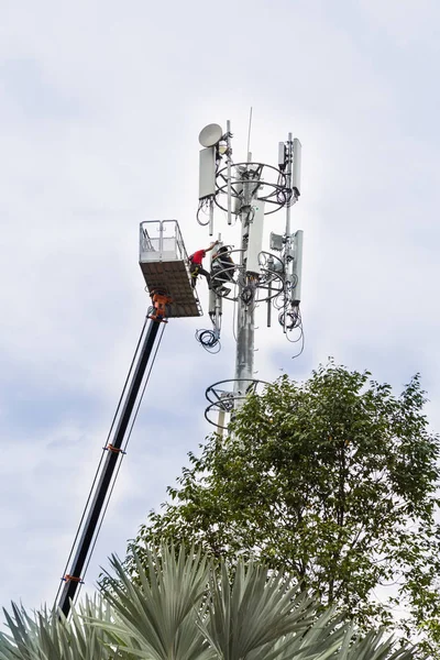 Zwei Arbeiter auf Kran installieren Mobilfunk-Kommunikation Ameise — Stockfoto