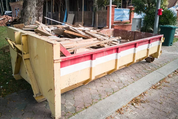 Lixeira de lixo de construção com resíduos no local de construção — Fotografia de Stock