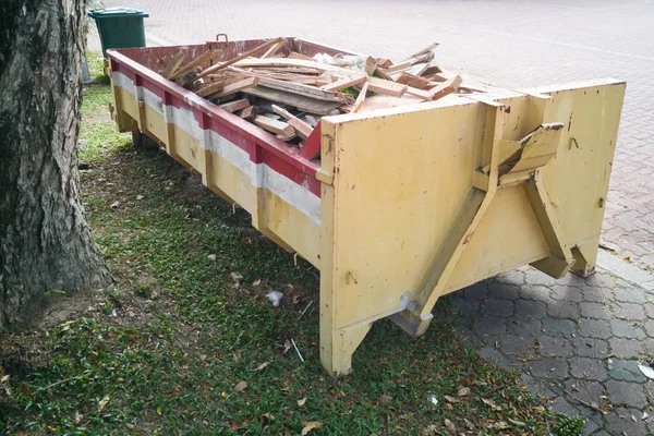 Construction rubbish dumpster with waste at construction site — Stock Photo, Image