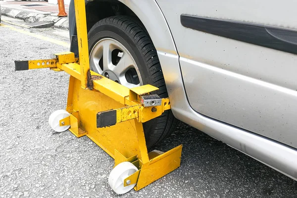 Braçadeira de roda de carro na rua para estacionamento ilegal — Fotografia de Stock