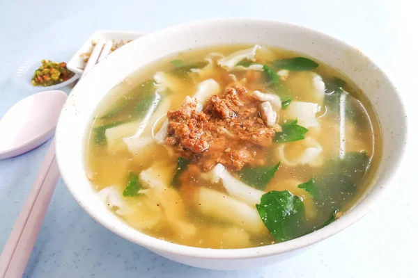 フラット小麦粉ラーメンのスープやパン私は、人気のあるマレーシア料理 — ストック写真
