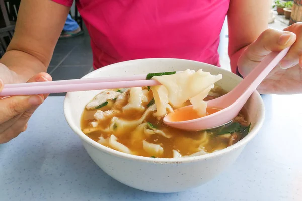 Pessoa que come sopa de macarrão de farinha plana ou cozinha Pan Mee — Fotografia de Stock