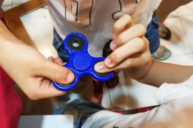 Topluca spinner oynayan çocuklar işletilmiştir. Belki de tehlikeli ki