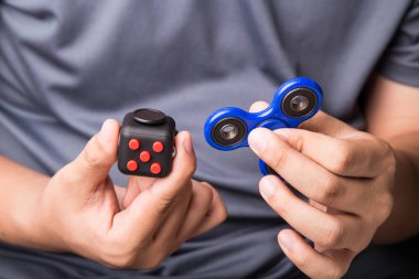 Spinner ve topluca küp topluca tutan kişi el