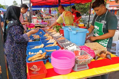 Kuala Lumpur, Malezya, 29 Mayıs 2016: gıda satın Müslüman shopper