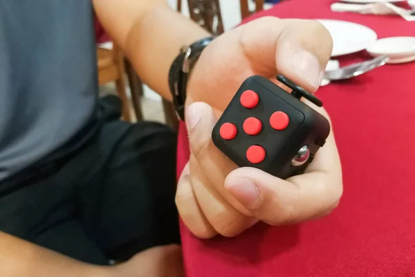 Pessoa mão desfrutar, jogar, aliviar com o cubo fidget — Fotografia de Stock