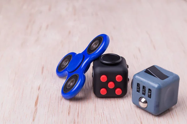 Fidget spinner e fidget cubo, o mais recente stress aliviando craz — Fotografia de Stock