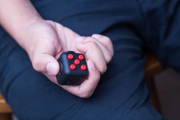 Pessoa mão desfrutar, jogar, aliviar com o cubo fidget — Fotografia de Stock