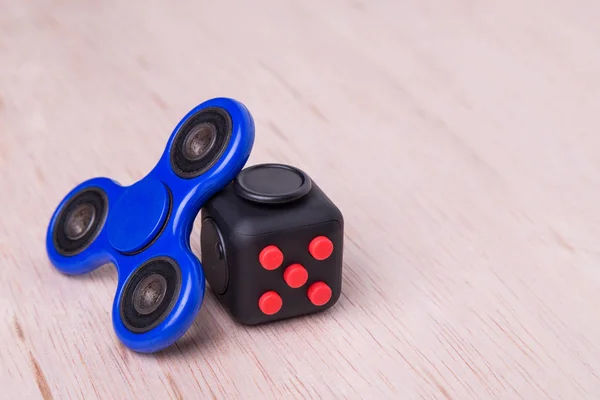 Fidget spinner e fidget cubo, o mais recente stress aliviando craz Fotos De Bancos De Imagens
