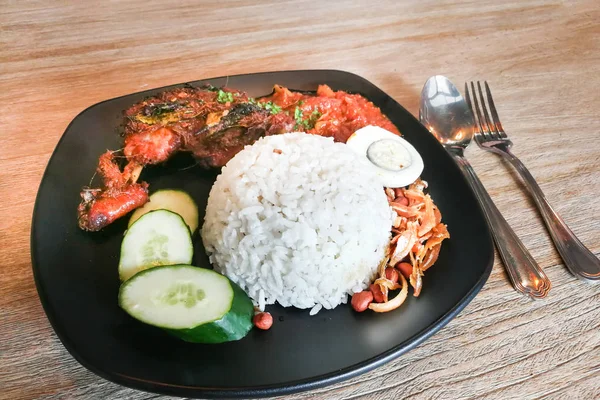 Nasi lemak kızarmış tavuk, Malezya popüler mutfağı ile — Stok fotoğraf