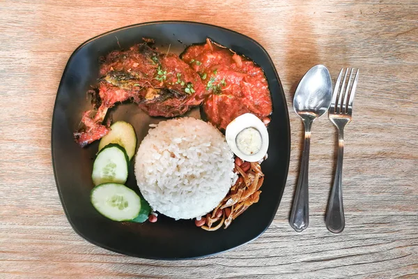 鶏の唐揚げ、マレーシアで人気のある料理のナシゴレン lemak — ストック写真