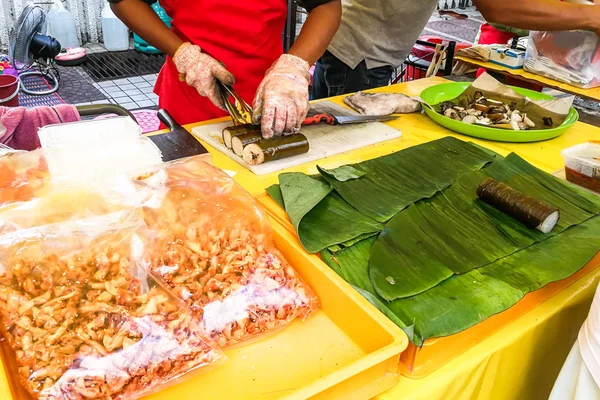 Мусульманские покупатели покупают еду у уличных торговцев за быстрый разрыв — стоковое фото