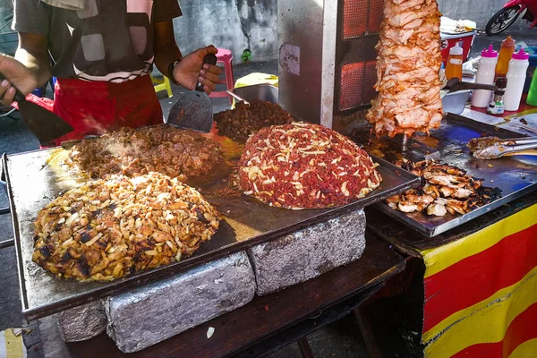 Osoba, grilování a pečení masa shawarma pita chléb Jídlo — Stock fotografie