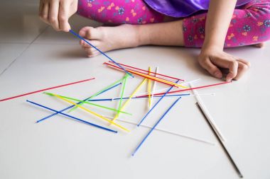 Çekme çubukları oynayan çocuk dizi eğlenceli oyun