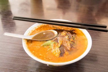 Asam laksa, popüler Penang noodle karides ile yapıştırmak
