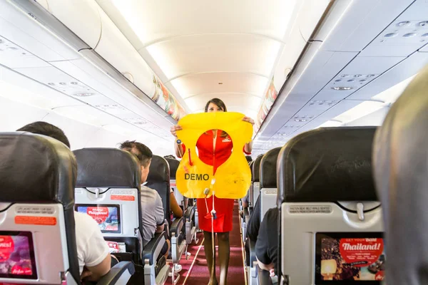 KUALA LUMPUR, Malaysia, June 8, 2017: Airasia hostess demonstrat — Stok fotoğraf