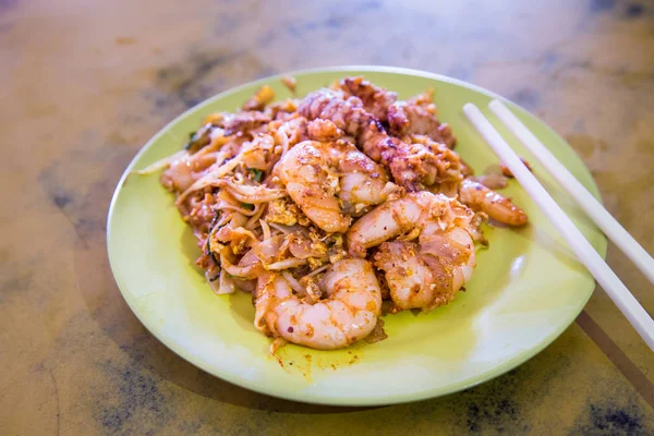Penang Char Kuey Teow or fried noodle with big prawns — Stock Photo, Image