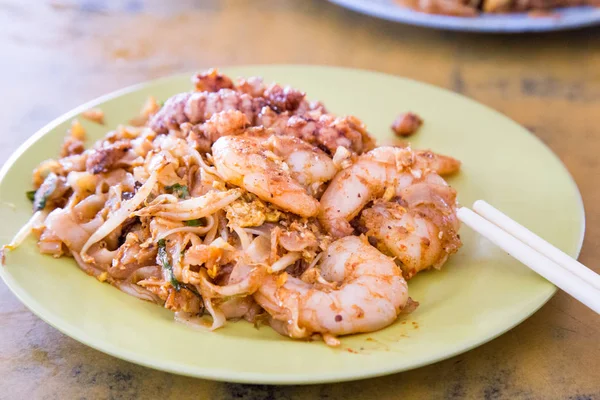Close-up Penang Char Kuey Teow or fried noodle with prawns — Stock Photo, Image