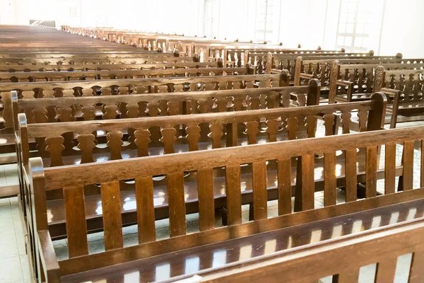 Fileiras de bancos de banco vazios dentro da igreja capela — Fotografia de Stock