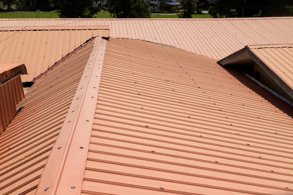 Bir binanın metal çatı çalışan şerit — Stok fotoğraf