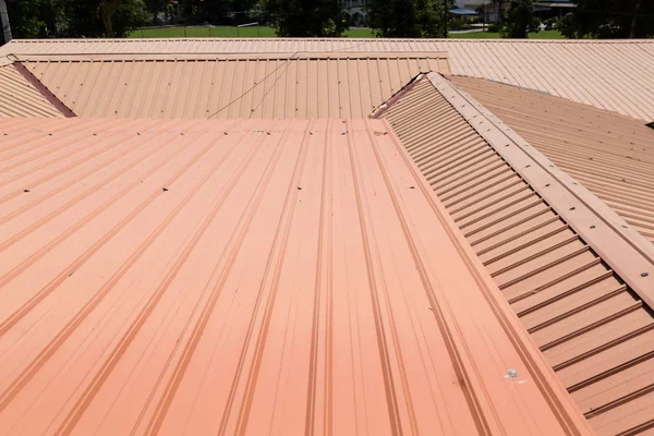 Bir binanın metal çatı çalışan şerit — Stok fotoğraf