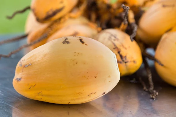 さわやかなドリンク新鮮な黄色若いココナッツの束 — ストック写真