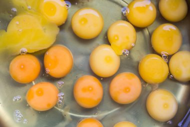 Birçok organik çiğ yumurta boyunduruğu ve beyaz içeren pot