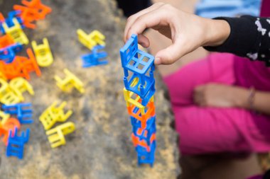 İstifleme oynayan çocuklar oyun parti sırasında sandalyeler.