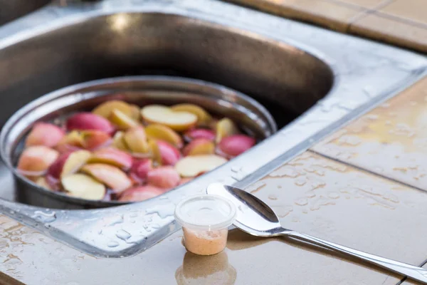 Blötlägg apple i vatten med salt för att förhindra oxidation — Stockfoto