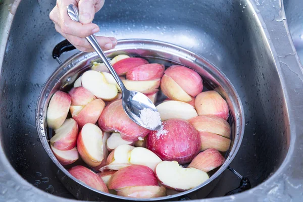 Замочите яблоко в воде с солью, чтобы предотвратить окисление — стоковое фото
