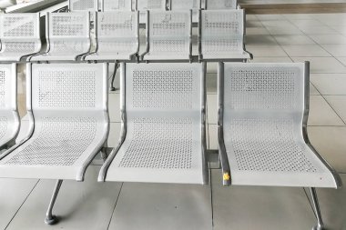 Bekleme yeri boş sandalyeler satırları