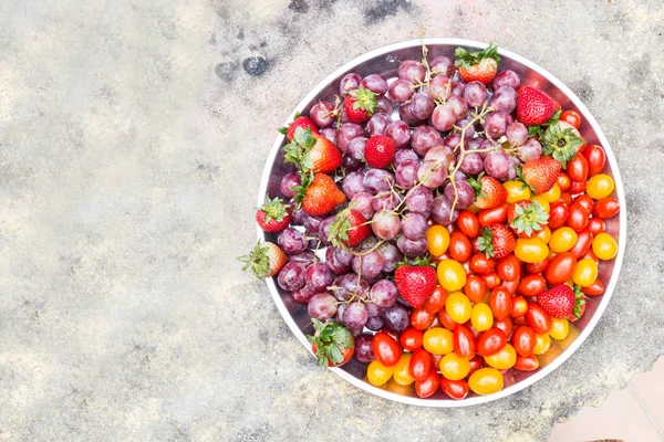 Bandeja de uvas orgânicas frescas e doces, morangos, tom cereja — Fotografia de Stock