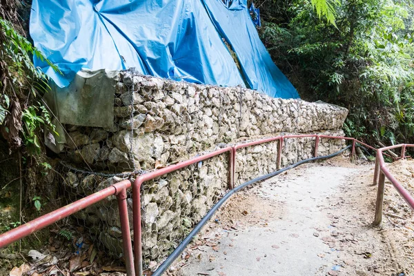 Slope and earth retention wall management in tropical hilly terr — Stock Photo, Image