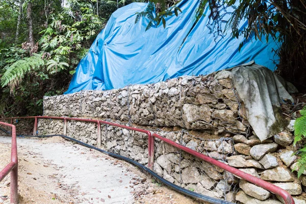 Slope and earth retention wall management in tropical hilly terr — Stock Photo, Image