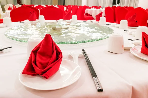 Dinnerwares와 일반 중국어 결혼식 저녁 식사 연회 설정 — 스톡 사진