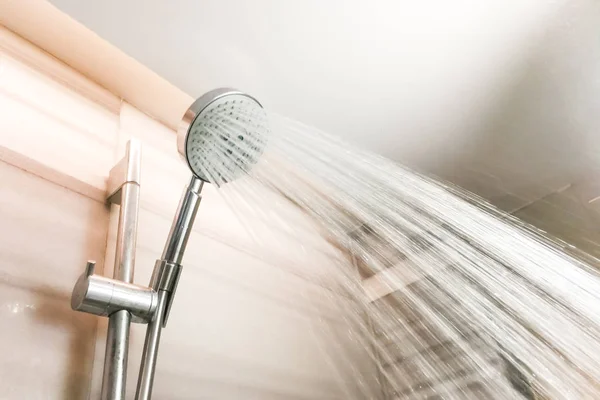 Cabezal de ducha con gotas de agua refrescante spray en el baño — Foto de Stock