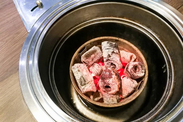 Корейский ресторан барбекю яма с горячим красным углем — стоковое фото