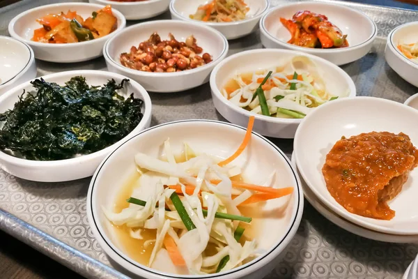 Koreaanse maaltijd bijgerechten groente, kinchi, aardnoten, knoflook, b — Stockfoto
