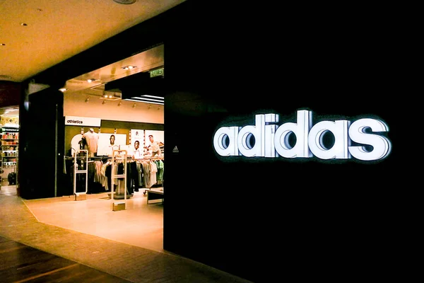 KUALA LUMPUR, Malásia, 25 de junho de 2017: A Adidas AG é uma multinacional alemã com sede em Herzogenaurach, Alemanha, que projeta e fabrica calçados, roupas e acessórios . — Fotografia de Stock