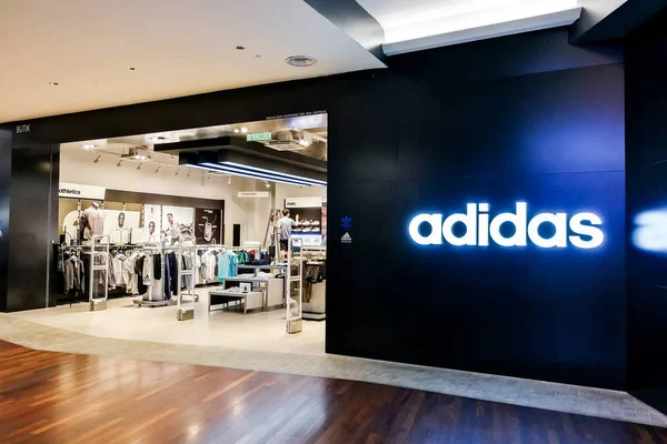 KUALA LUMPUR, Malaysia, 25 Juni 2017: Adidas AG adalah sebuah perusahaan multinasional Jerman, yang berkantor pusat di Herzogenaurach, Jerman, yang mendesain dan memproduksi sepatu, pakaian dan aksesoris . — Stok Foto