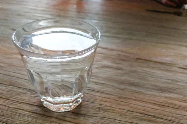 Vaso de agua potable mineral purificada pura en la mesa — Foto de Stock