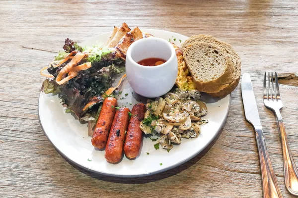 Kahvaltıda sosis, mantar, pişmiş fasulye, salata kepekli