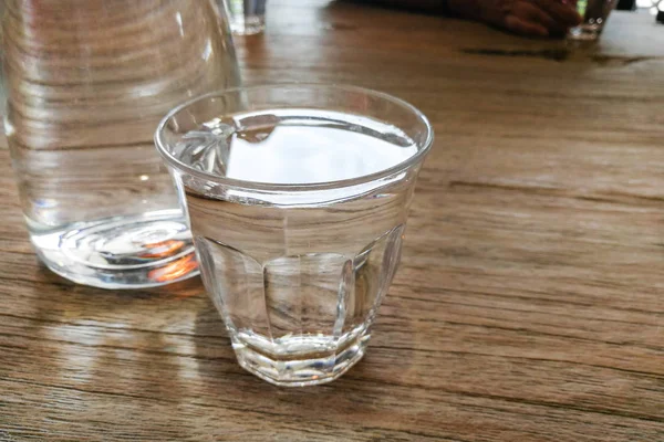 Vaso de agua potable mineral purificada pura en la mesa —  Fotos de Stock