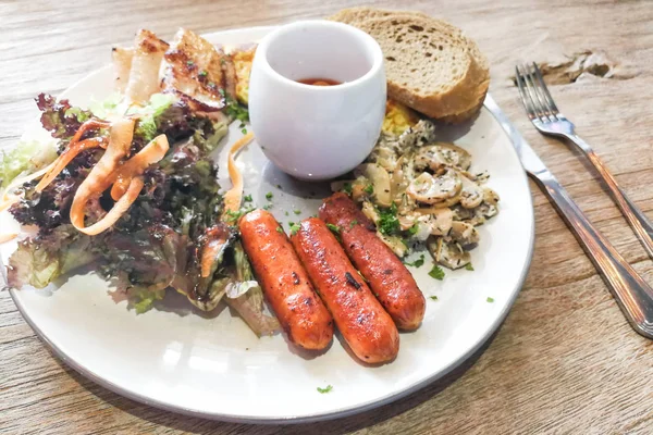 Stor frukost korv, svamp, bakade bönor, sallad fullkorn — Stockfoto