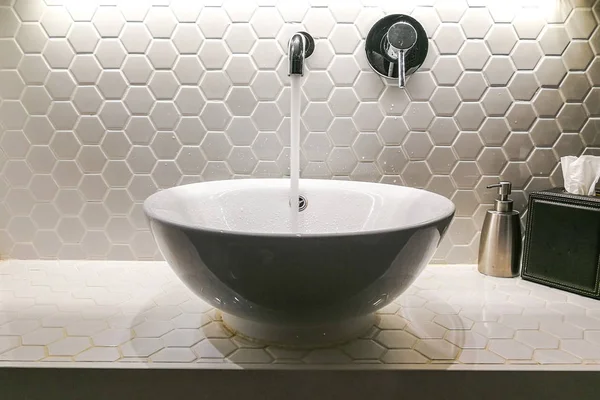 Modern lavabo musluk musluk akan su ile — Stok fotoğraf