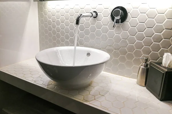 Modern lavabo musluk musluk akan su ile — Stok fotoğraf