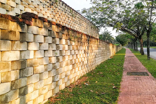 Kilitli istinat duvarı toprak erozyon yönetmek için tasarlanmış