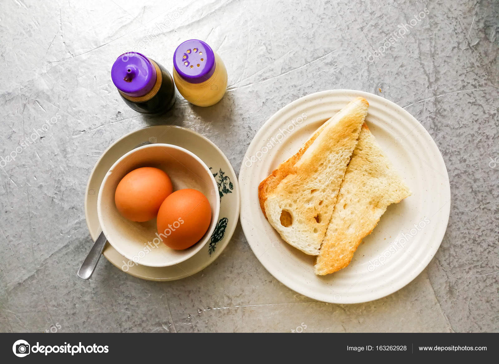 Tost Ekmeğinde Tereyağlı Yumurta Tost Ekmeğinde Tereyağlı Yumurta