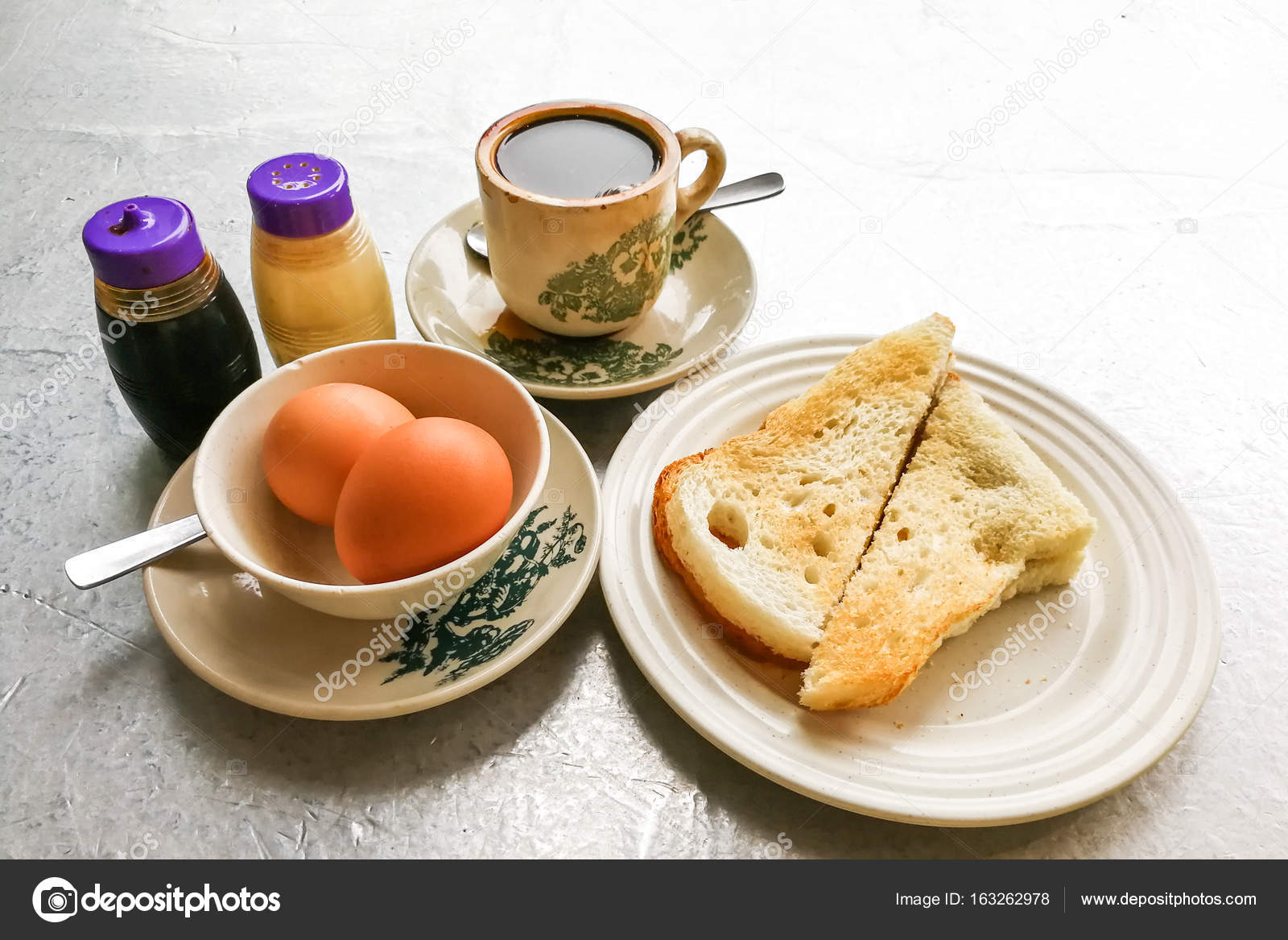 Tost Ekmeğinde Tereyağlı Yumurta Tost Ekmeğinde Tereyağlı Yumurta
